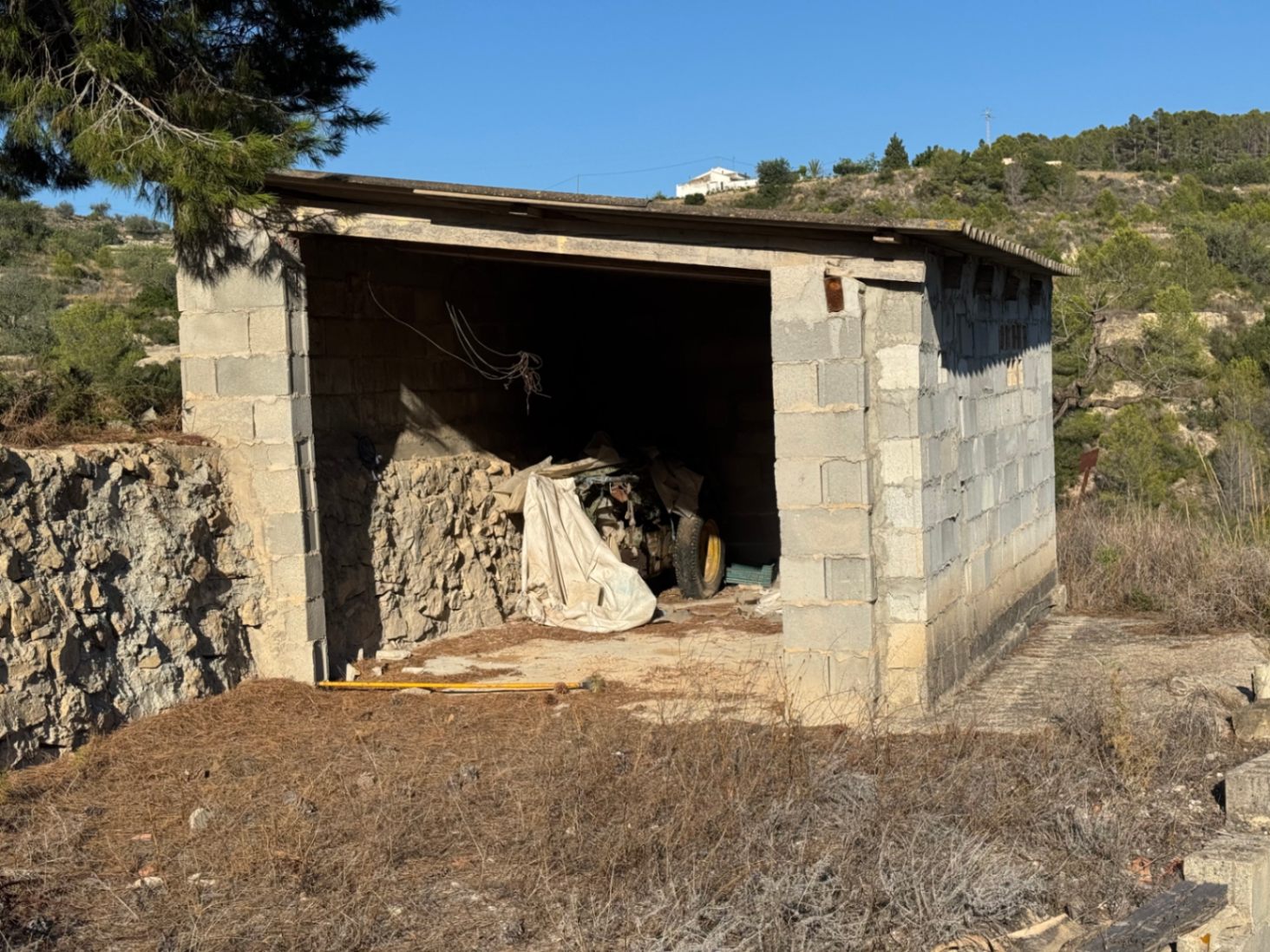 Casa de Campo en Venta en Benissa : Para Reforma Integral con Amplia Parcela y Vistas Verdes