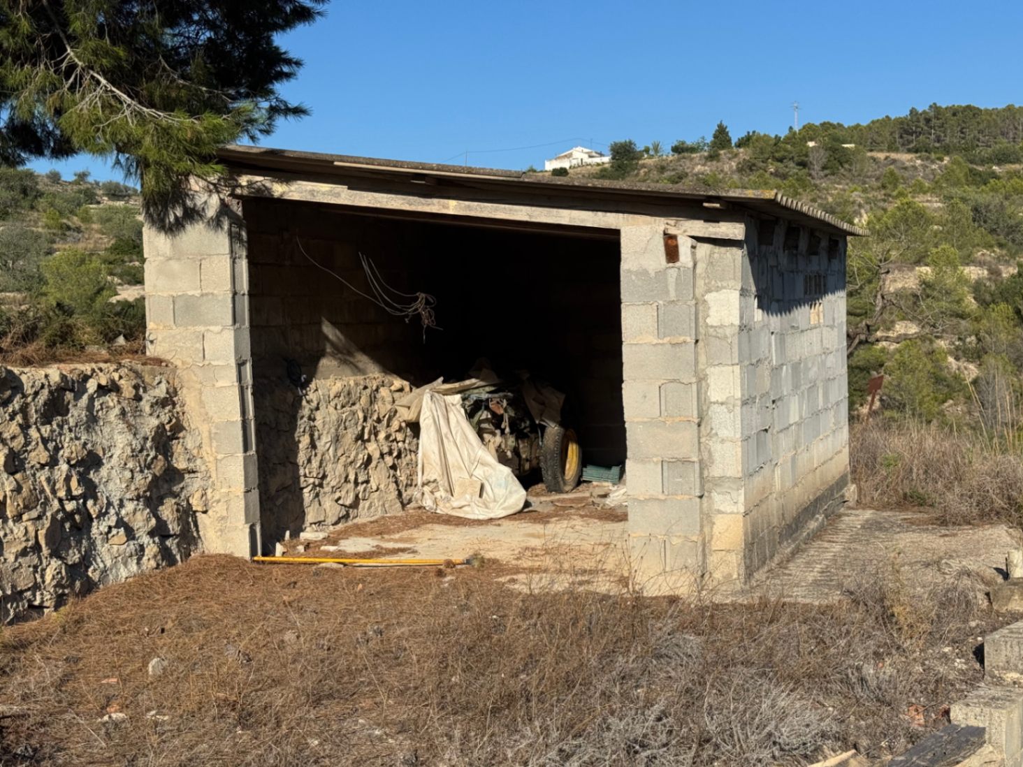 Casa de Campo en Venta en Benissa : Para Reforma Integral con Amplia Parcela y Vistas Verdes