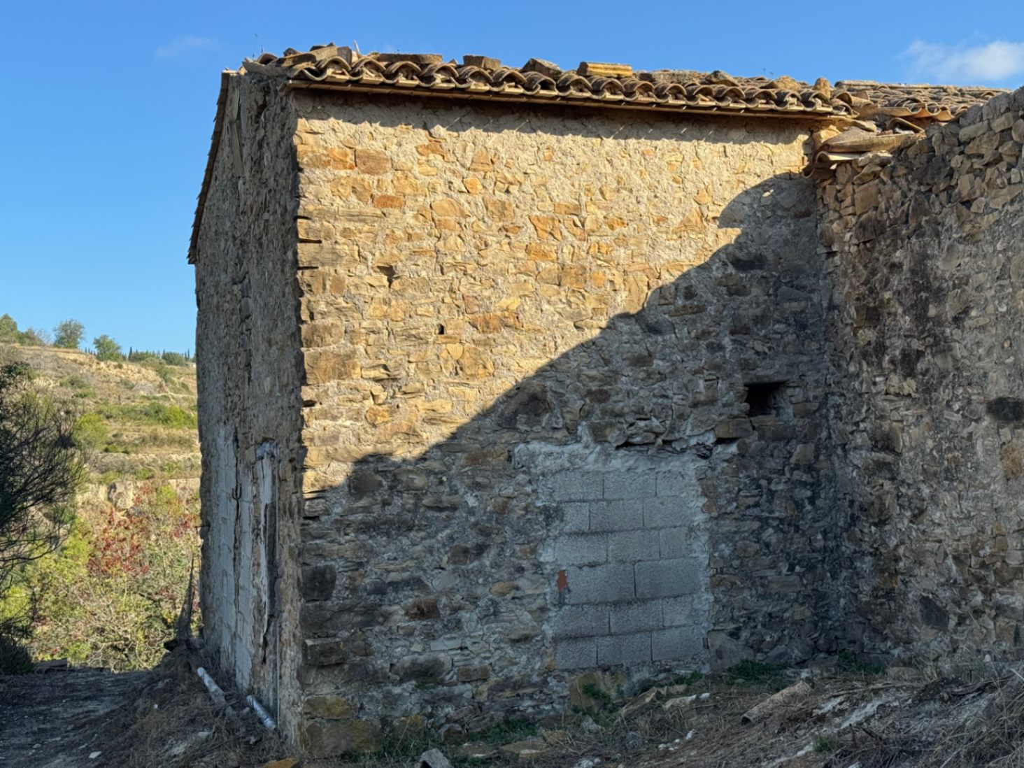 Casa de Campo en Venta en Benissa : Para Reforma Integral con Amplia Parcela y Vistas Verdes
