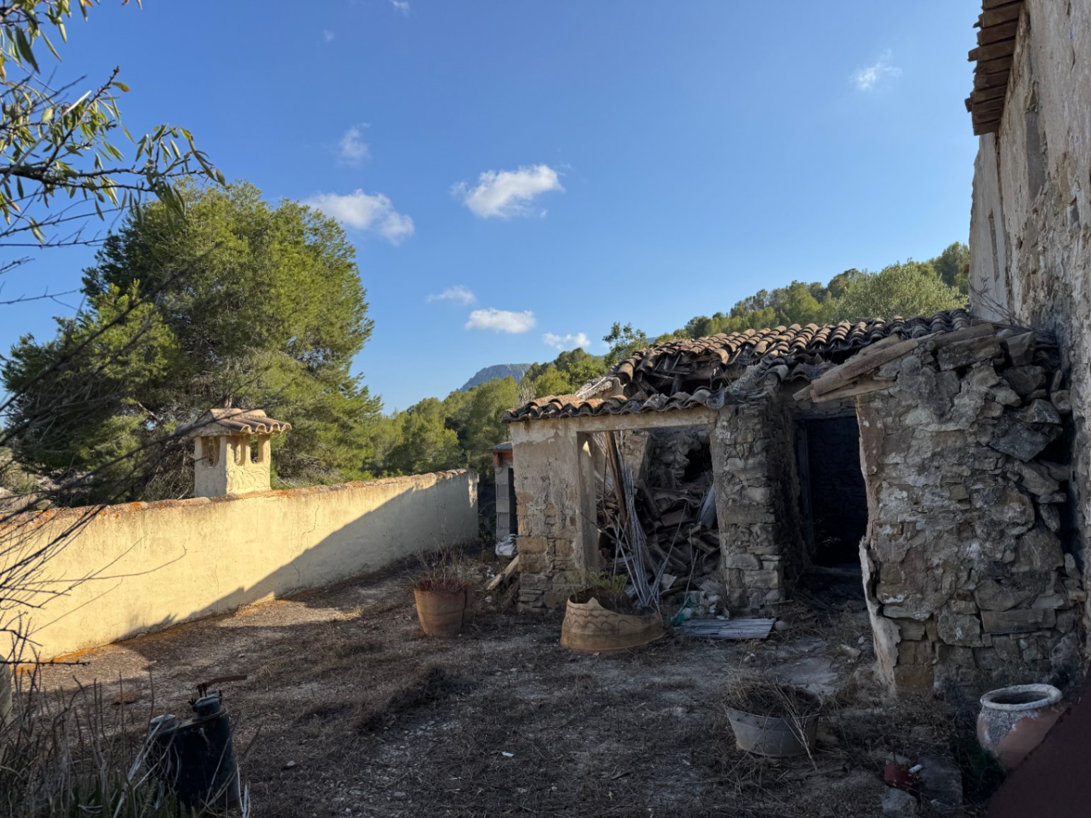 Casa de Campo en Venta en Benissa : Para Reforma Integral con Amplia Parcela y Vistas Verdes