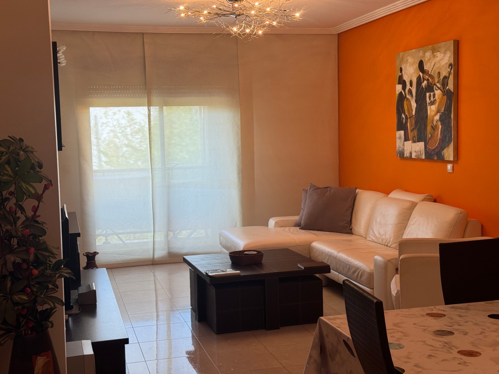 Piso en Venta en Benissa con Parking y Trastero : Amplio, Luminoso y en Zona Residencial Tranquila