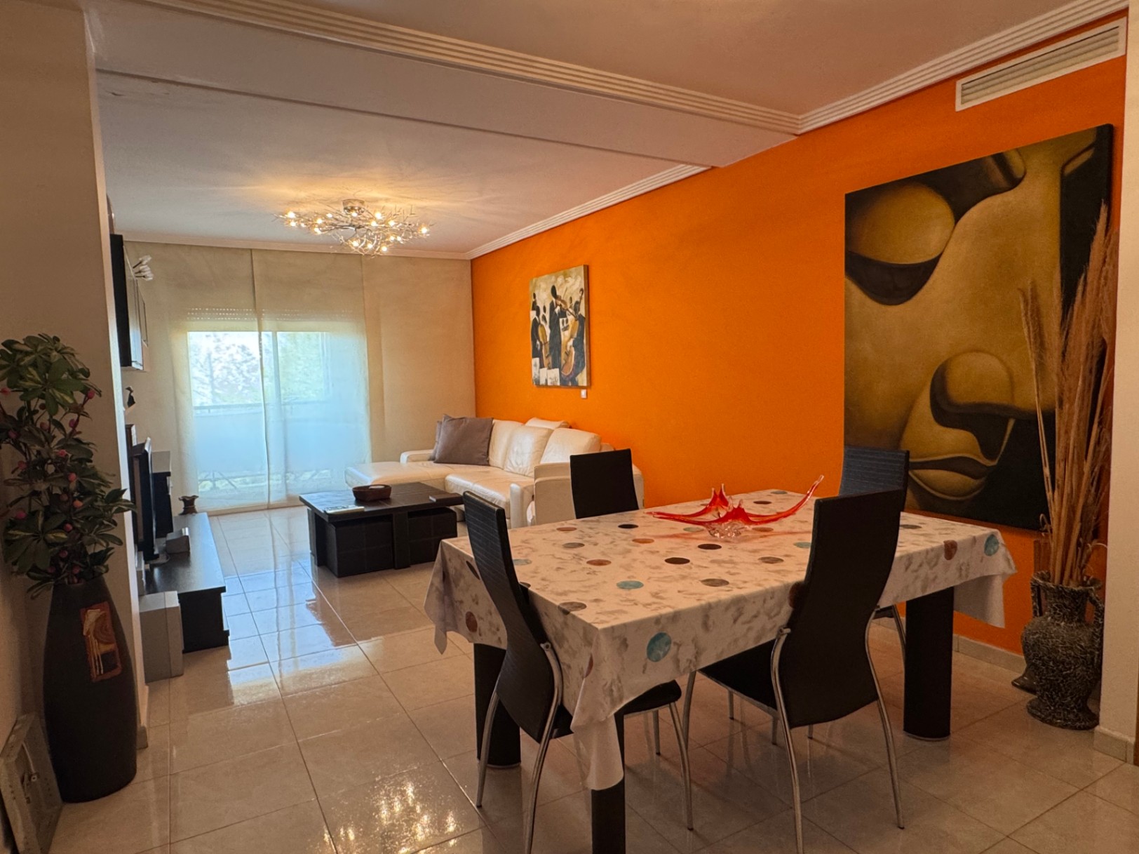 Piso en Venta en Benissa con Parking y Trastero : Amplio, Luminoso y en Zona Residencial Tranquila