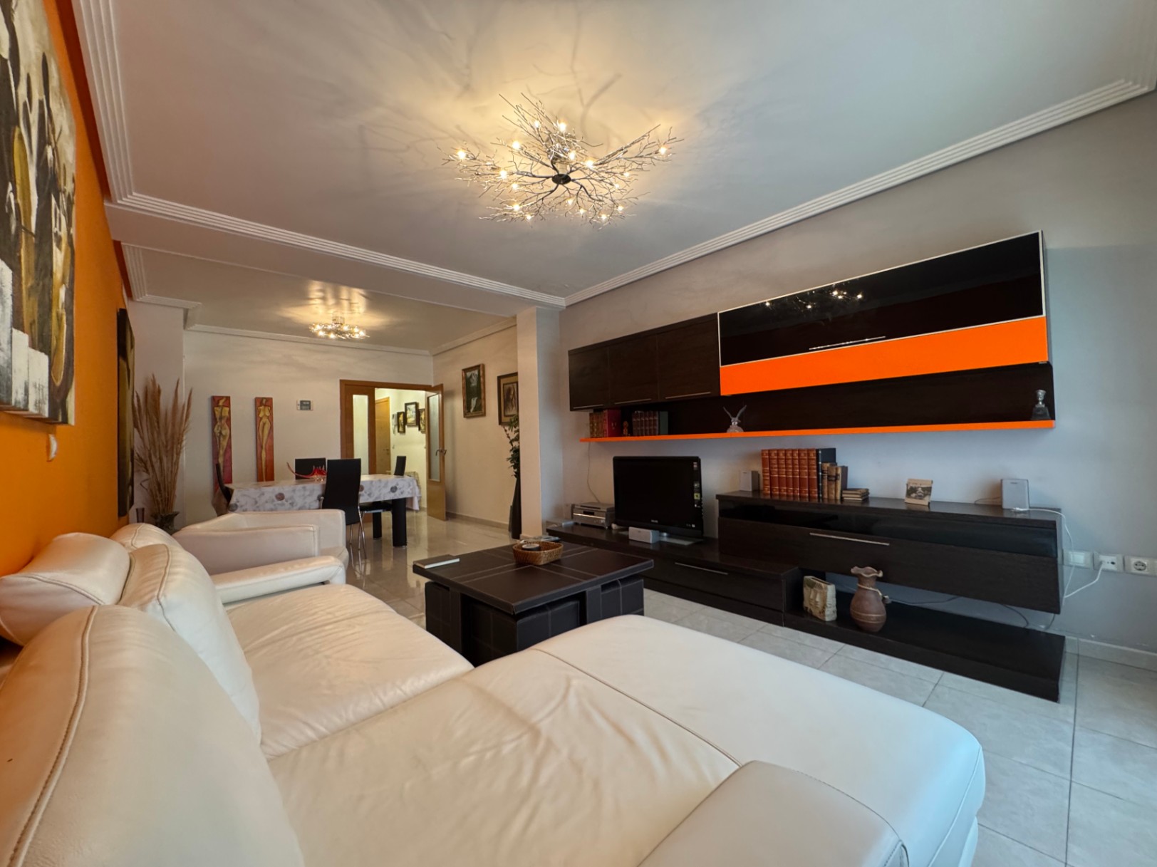Piso en Venta en Benissa con Parking y Trastero : Amplio, Luminoso y en Zona Residencial Tranquila