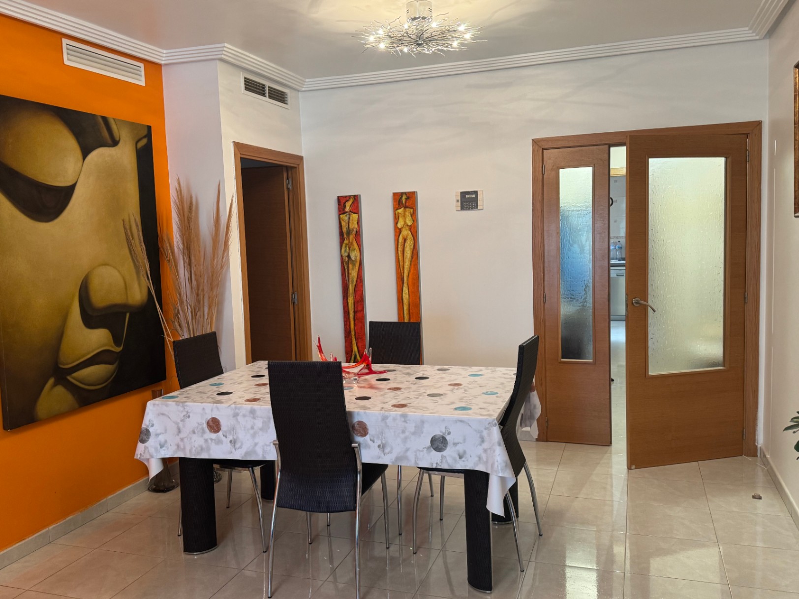 Piso en Venta en Benissa con Parking y Trastero : Amplio, Luminoso y en Zona Residencial Tranquila