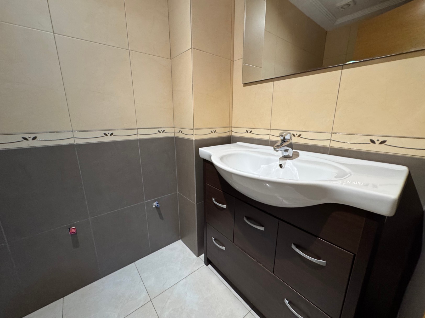 Piso en Venta en Benissa con Parking y Trastero : Amplio, Luminoso y en Zona Residencial Tranquila