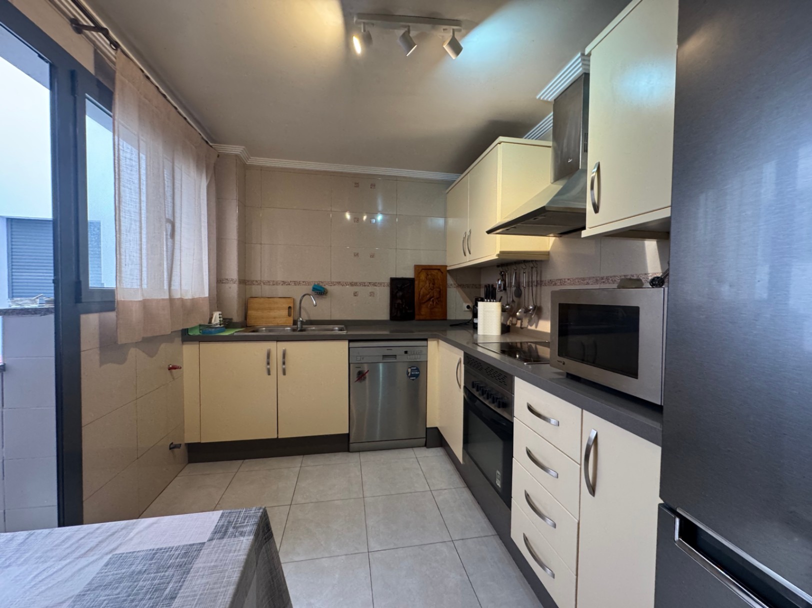 Piso en Venta en Benissa con Parking y Trastero : Amplio, Luminoso y en Zona Residencial Tranquila