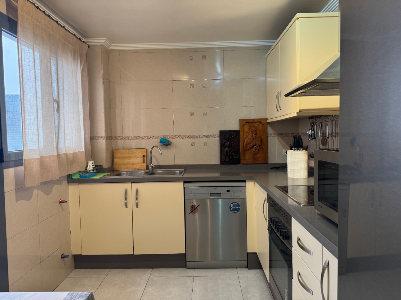 Piso en Venta en Benissa con Parking y Trastero : Amplio, Luminoso y en Zona Residencial Tranquila