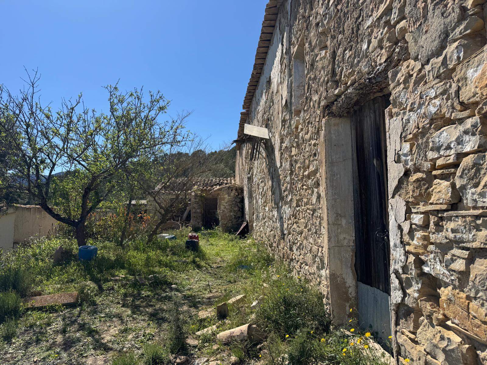 Casa de Campo en Venta en Benissa : Para Reforma Integral con Amplia Parcela y Vistas Verdes