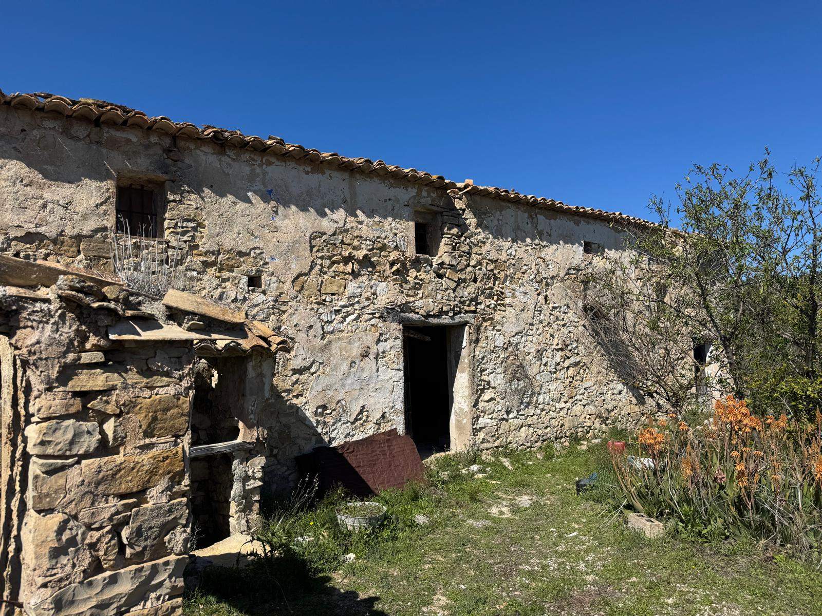 Casa de Campo en Venta en Benissa : Para Reforma Integral con Amplia Parcela y Vistas Verdes