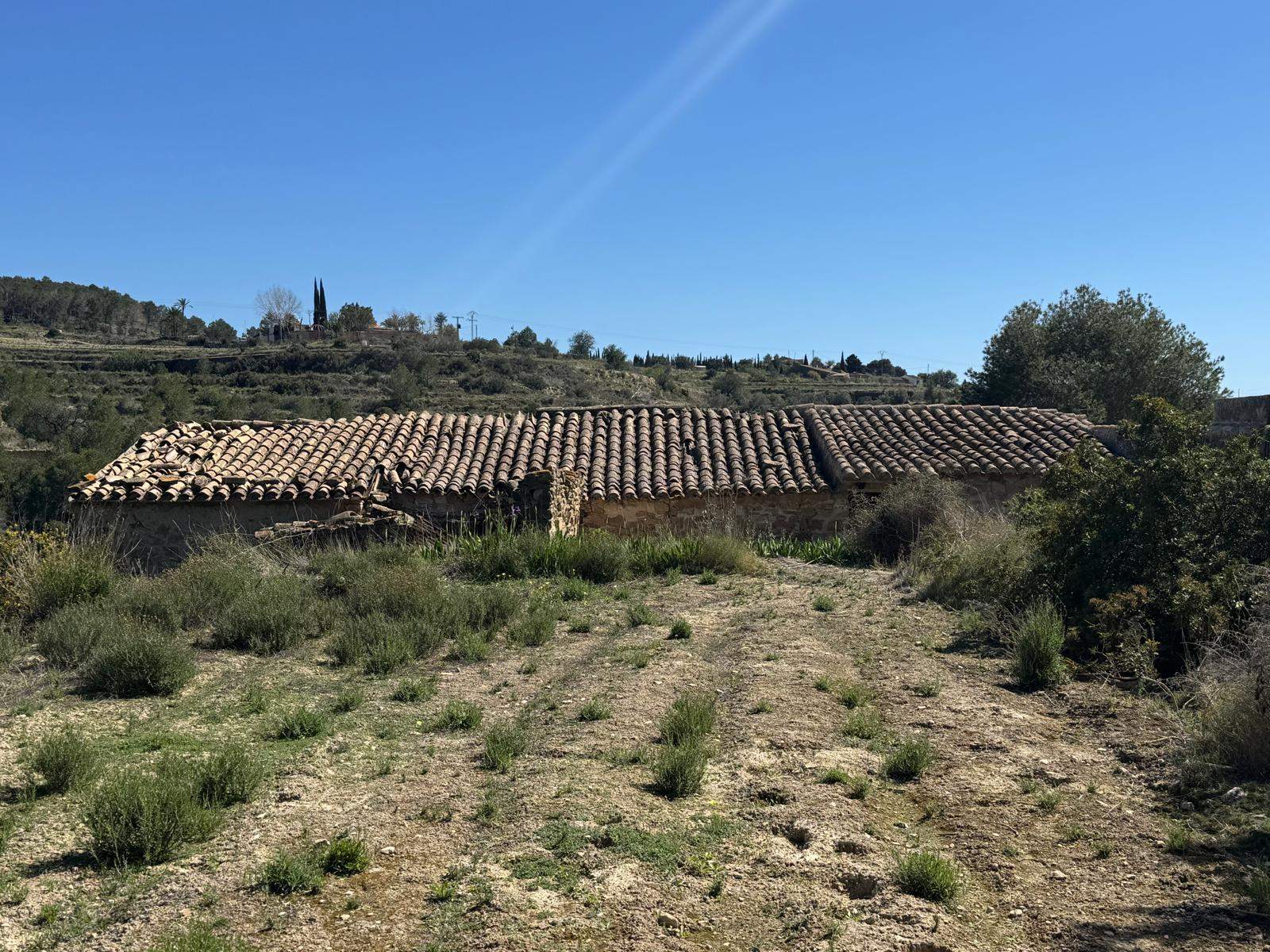 Casa de Campo en Venta en Benissa : Para Reforma Integral con Amplia Parcela y Vistas Verdes
