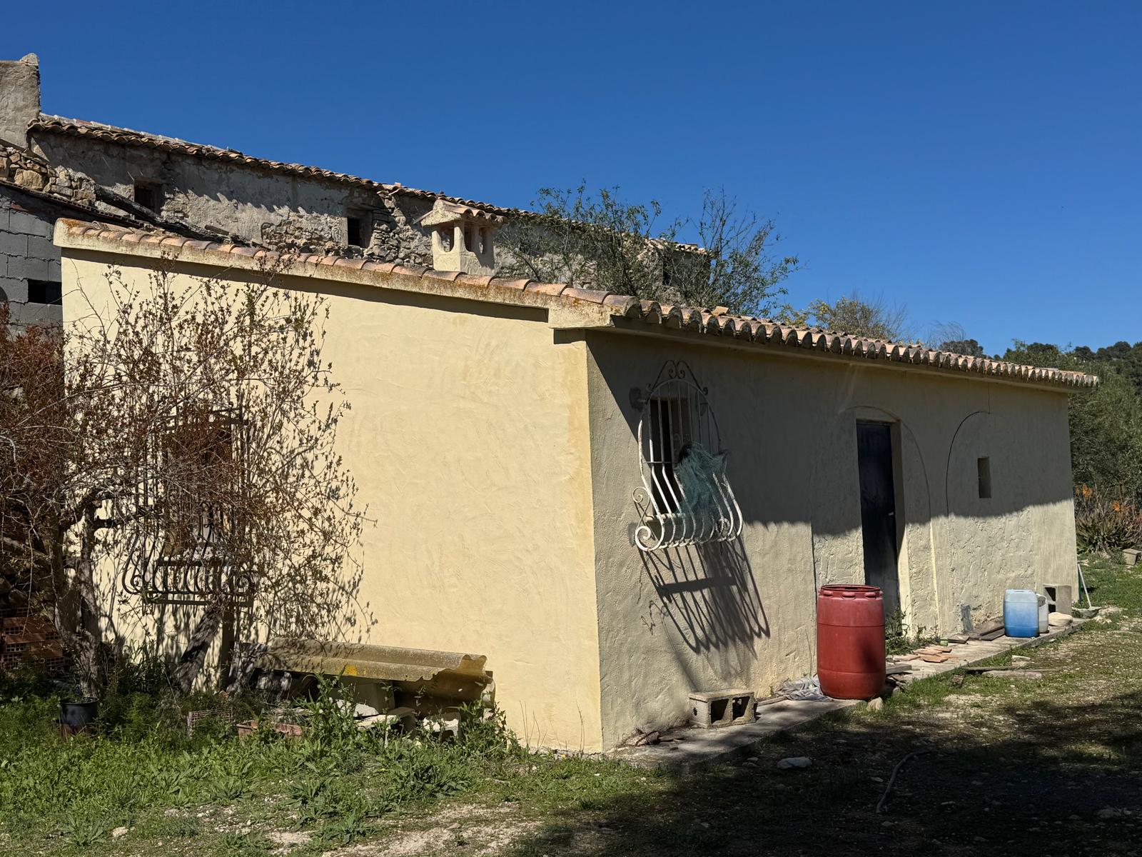 Casa de Campo en Venta en Benissa : Para Reforma Integral con Amplia Parcela y Vistas Verdes