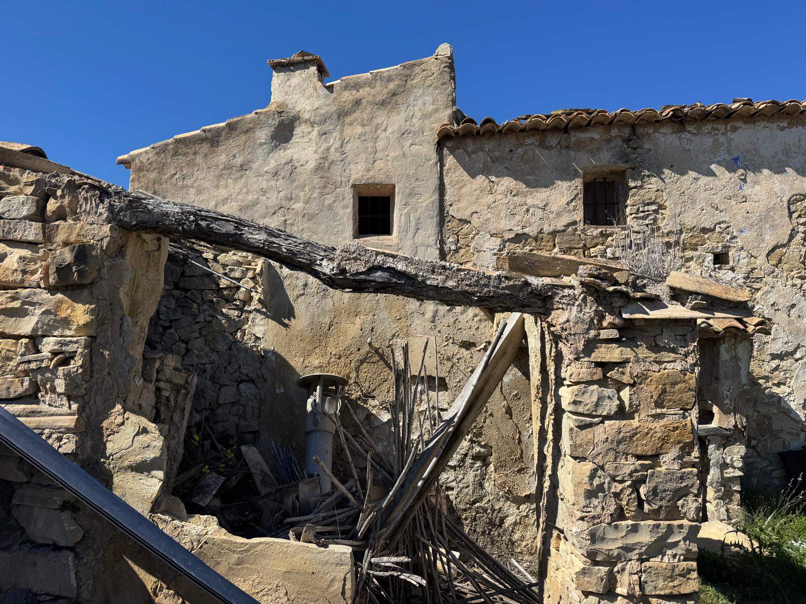 Casa de Campo en Venta en Benissa : Para Reforma Integral con Amplia Parcela y Vistas Verdes