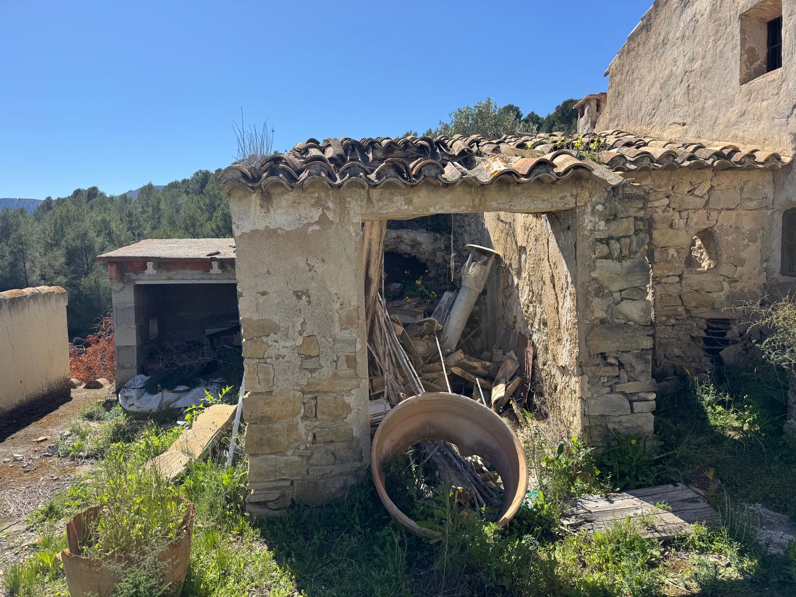 Casa de Campo en Venta en Benissa : Para Reforma Integral con Amplia Parcela y Vistas Verdes
