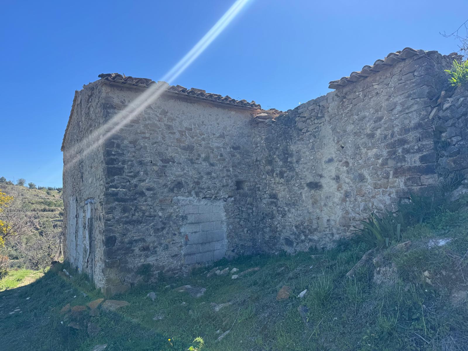 Casa de Campo en Venta en Benissa : Para Reforma Integral con Amplia Parcela y Vistas Verdes