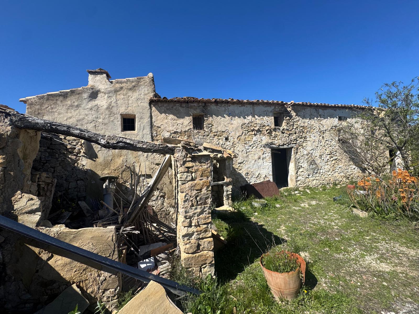 Casa de Campo en Venta en Benissa : Para Reforma Integral con Amplia Parcela y Vistas Verdes