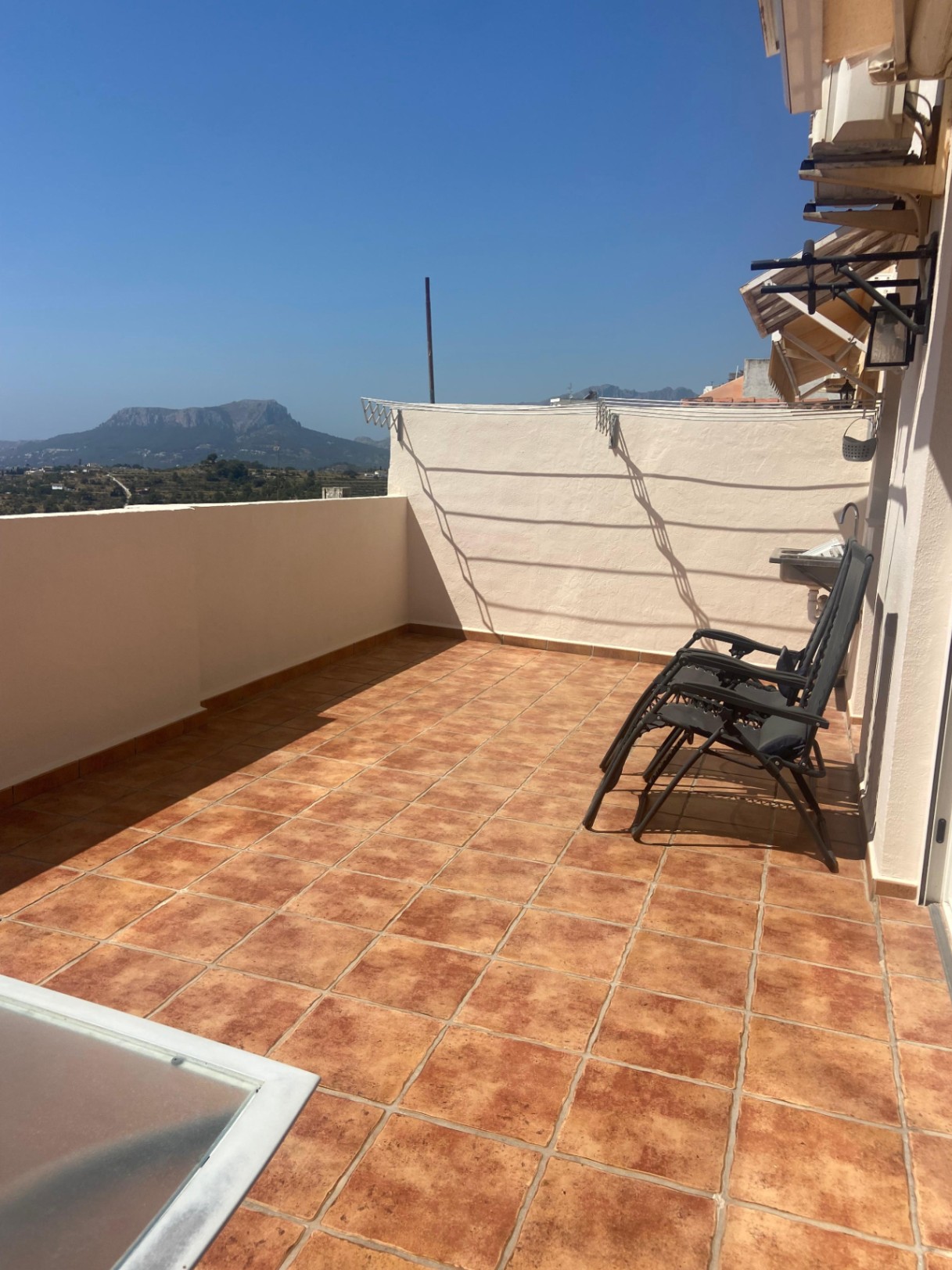 Appartement te Huur in Benissa met Spectaculaire Terras en Panoramisch Uitzicht op de Zee en de Bergen van Bernia en Oltà