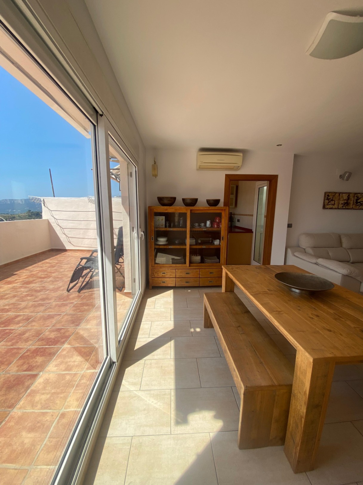 Appartement te Huur in Benissa met Spectaculaire Terras en Panoramisch Uitzicht op de Zee en de Bergen van Bernia en Oltà