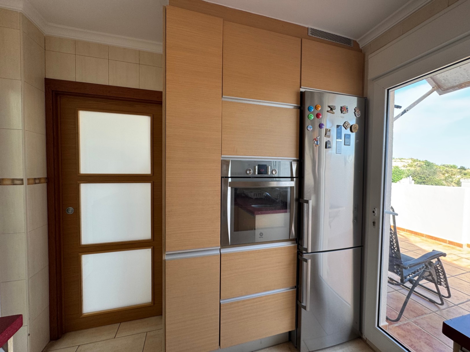 Piso en Alquiler en Benissa con Espectacular Terraza y Vistas Panorámicas al Mar y a las Montañas de Bernia y Oltà