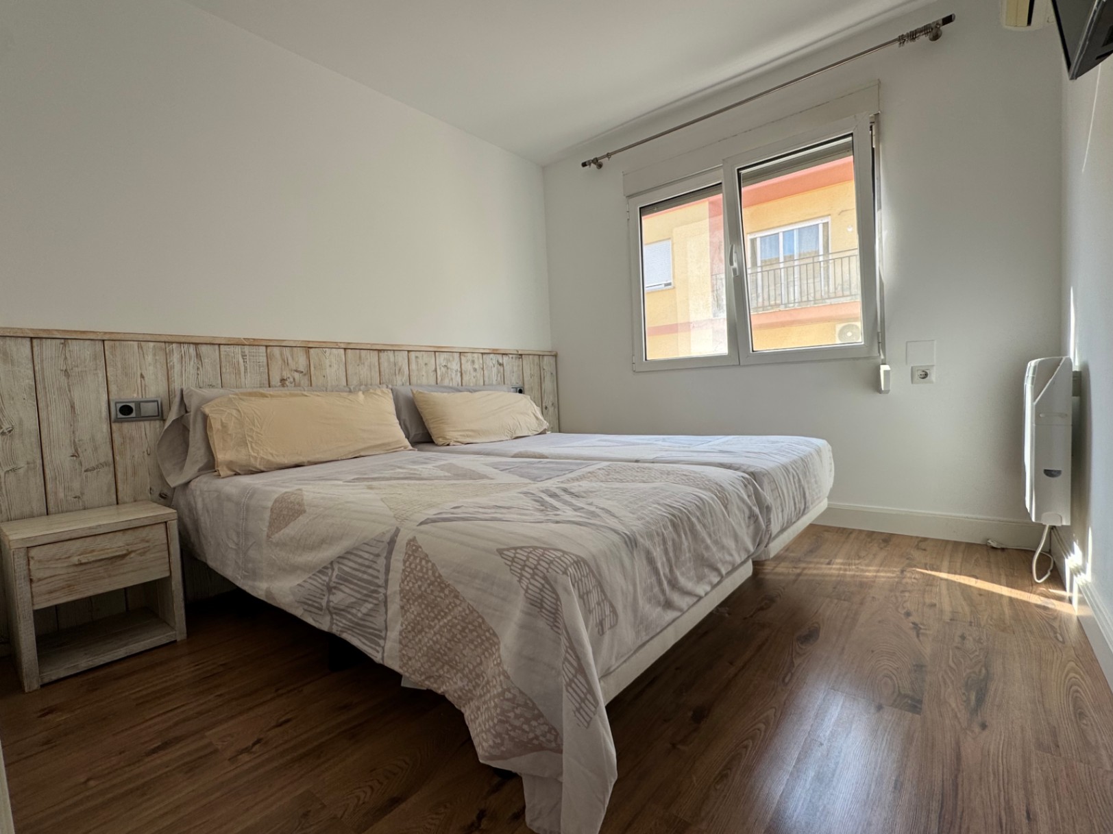 Piso en Alquiler en Benissa con Espectacular Terraza y Vistas Panorámicas al Mar y a las Montañas de Bernia y Oltà