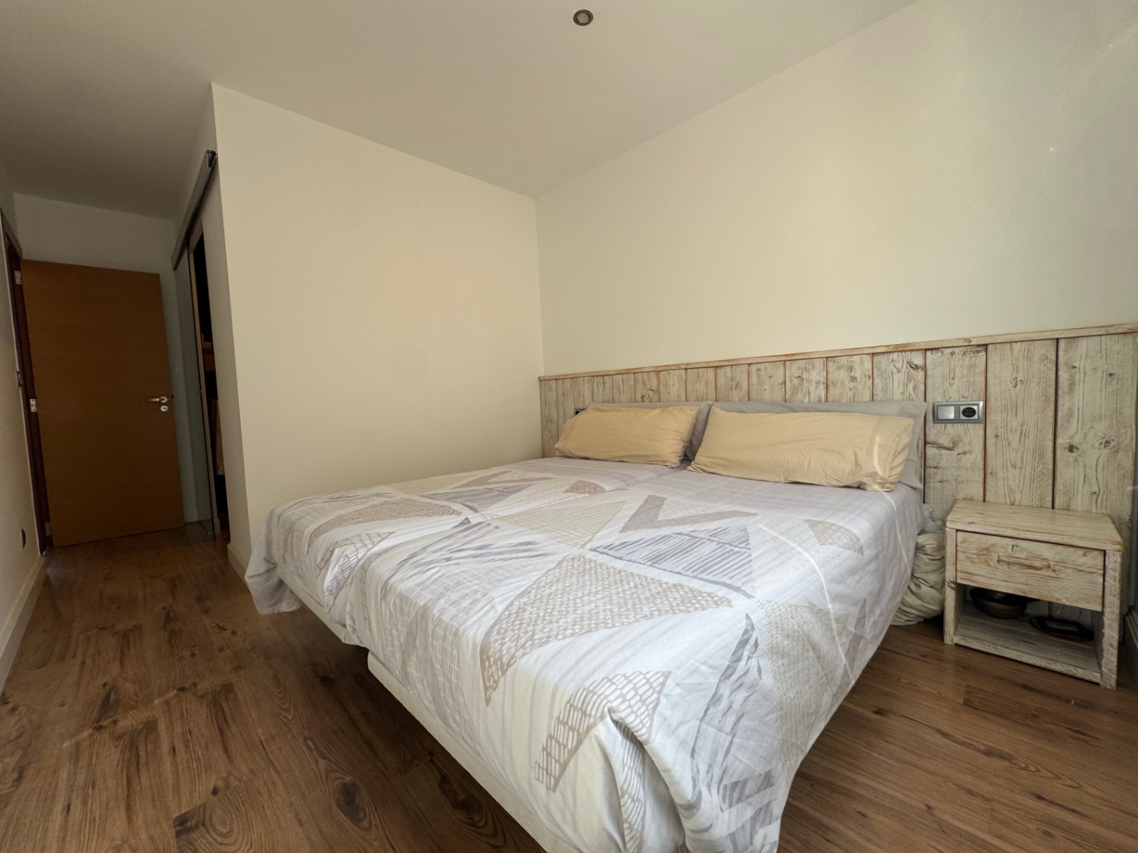 Piso en Alquiler en Benissa con Espectacular Terraza y Vistas Panorámicas al Mar y a las Montañas de Bernia y Oltà