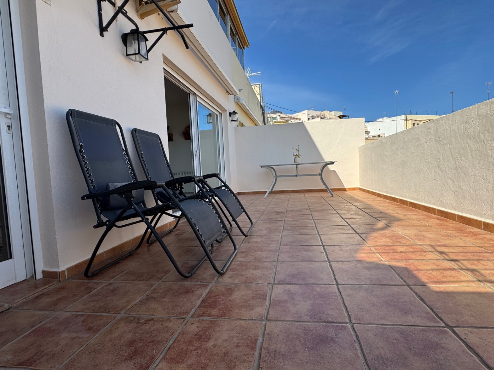 Piso en Alquiler en Benissa con Espectacular Terraza y Vistas Panorámicas al Mar y a las Montañas de Bernia y Oltà