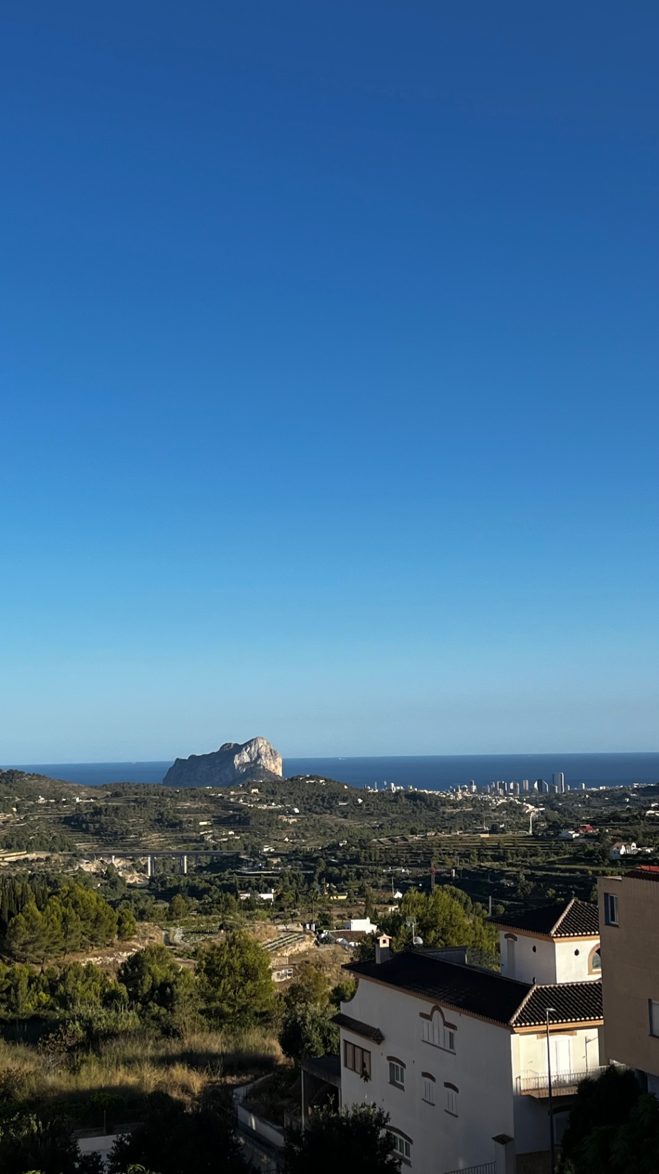 Piso en Alquiler en Benissa con Espectacular Terraza y Vistas Panorámicas al Mar y a las Montañas de Bernia y Oltà