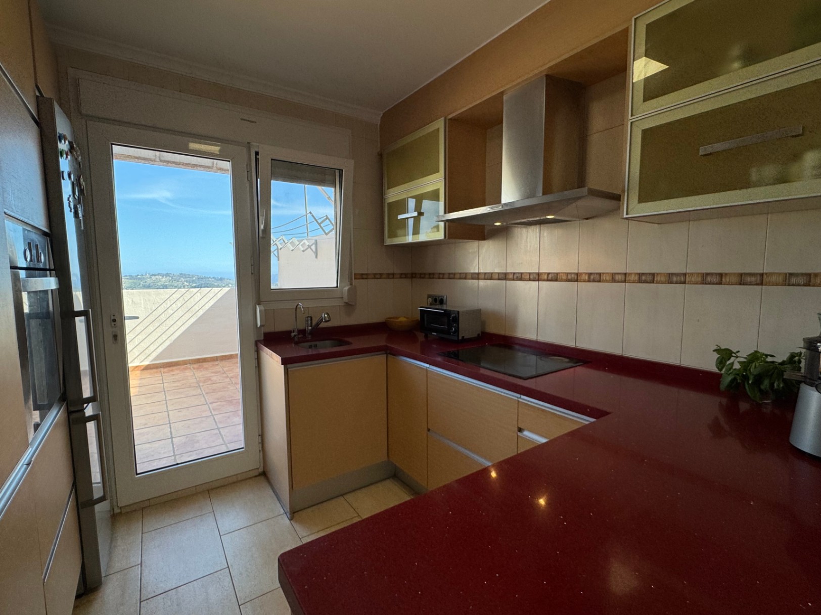 Piso en Alquiler en Benissa con Espectacular Terraza y Vistas Panorámicas al Mar y a las Montañas de Bernia y Oltà