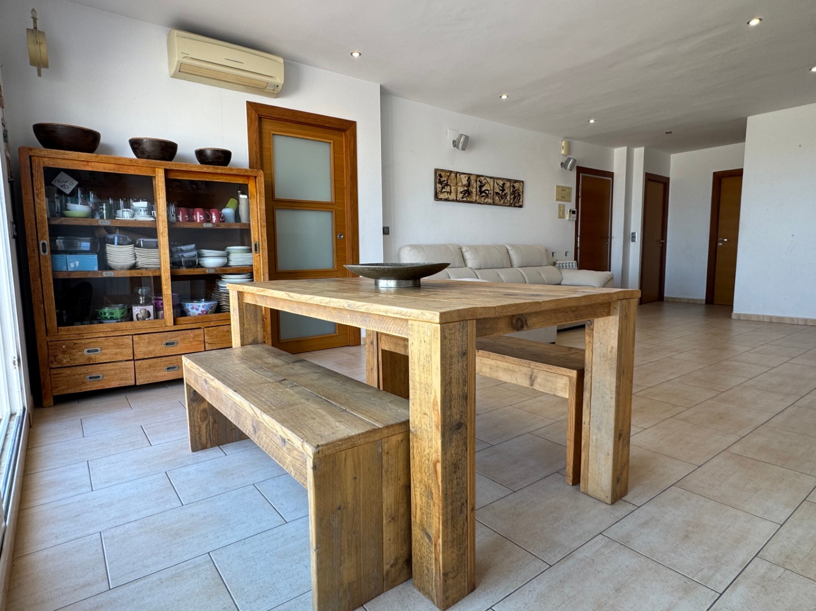 Piso en Alquiler en Benissa con Espectacular Terraza y Vistas Panorámicas al Mar y a las Montañas de Bernia y Oltà