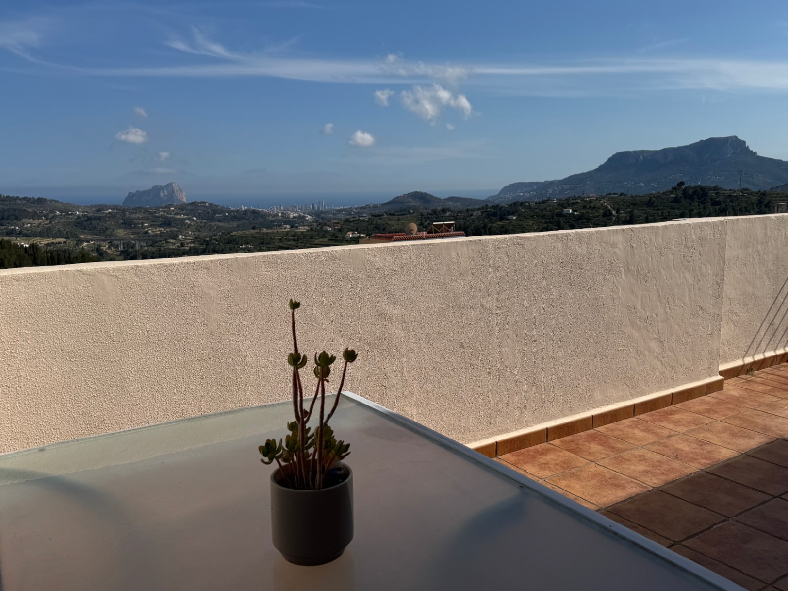 Piso en Alquiler en Benissa con Espectacular Terraza y Vistas Panorámicas al Mar y a las Montañas de Bernia y Oltà