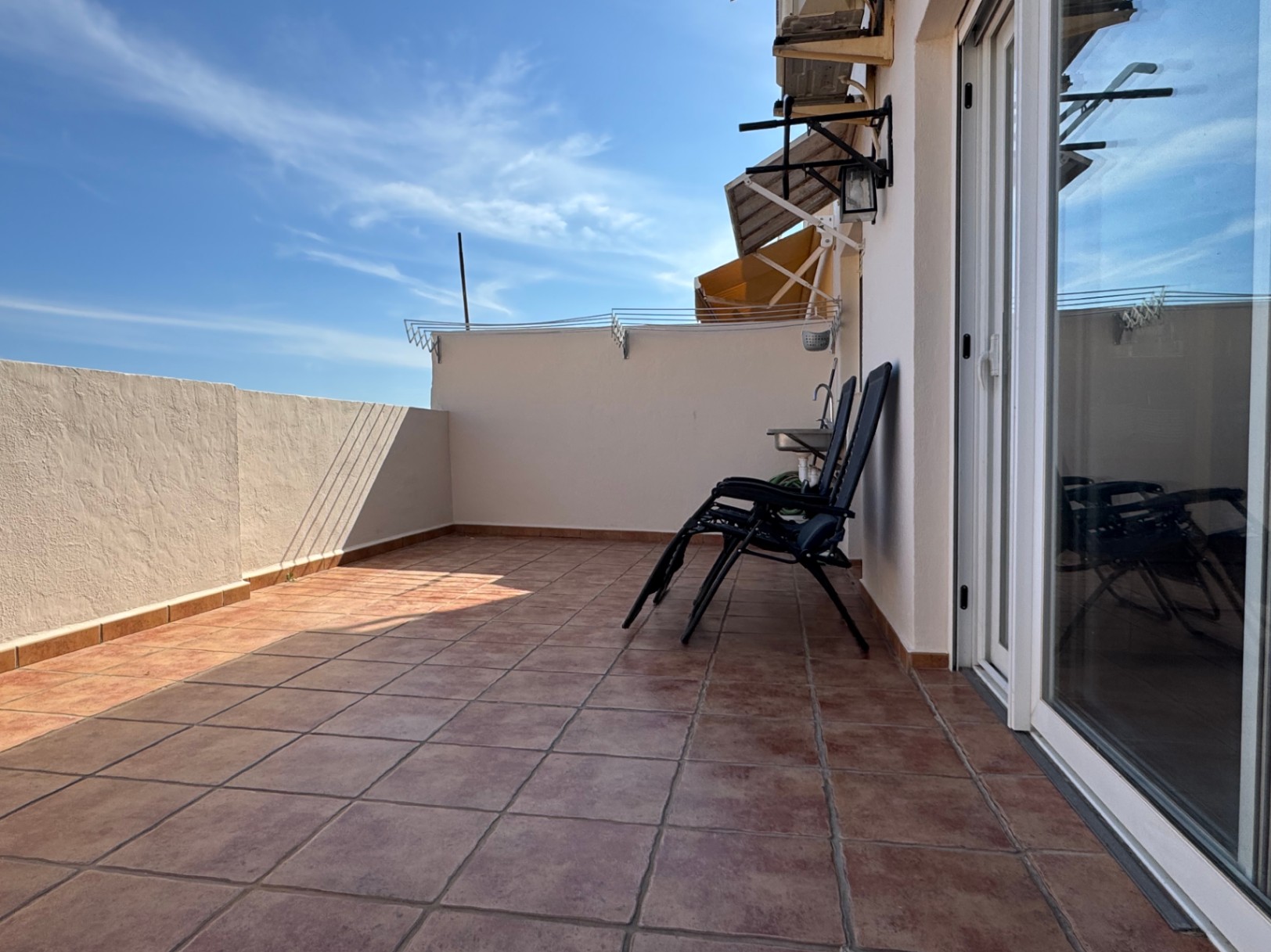 Piso en Alquiler en Benissa con Espectacular Terraza y Vistas Panorámicas al Mar y a las Montañas de Bernia y Oltà