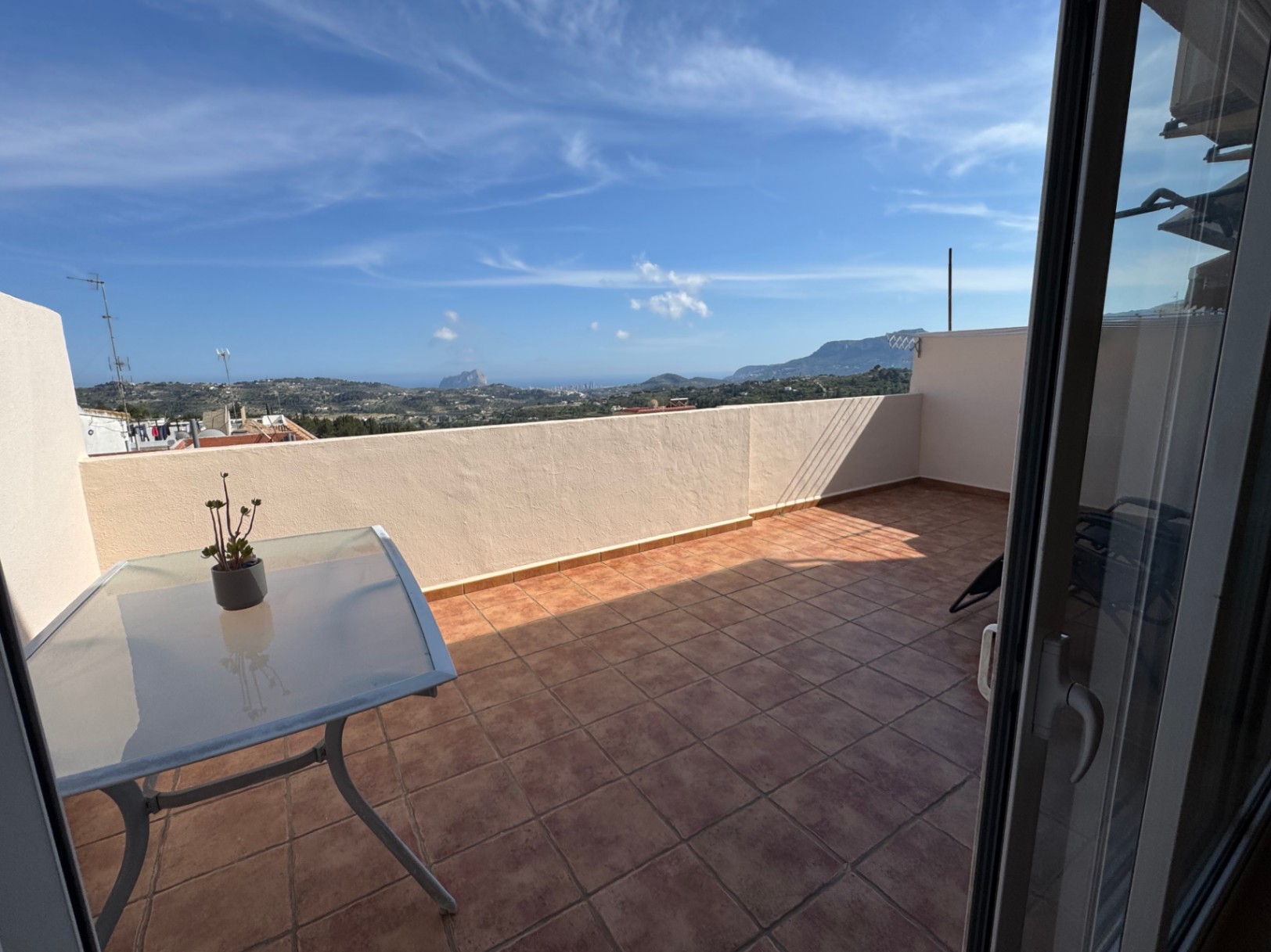 Piso en Alquiler en Benissa con Espectacular Terraza y Vistas Panorámicas al Mar y a las Montañas de Bernia y Oltà