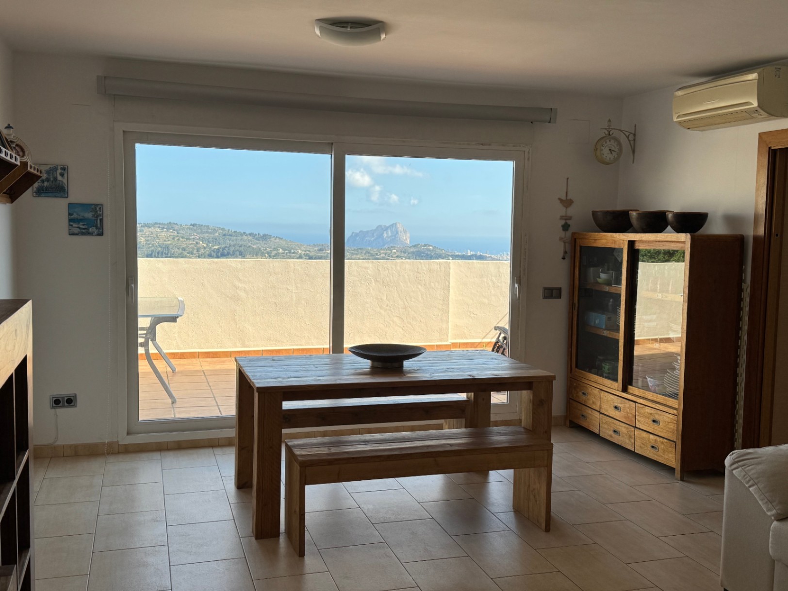Piso en Alquiler en Benissa con Espectacular Terraza y Vistas Panorámicas al Mar y a las Montañas de Bernia y Oltà