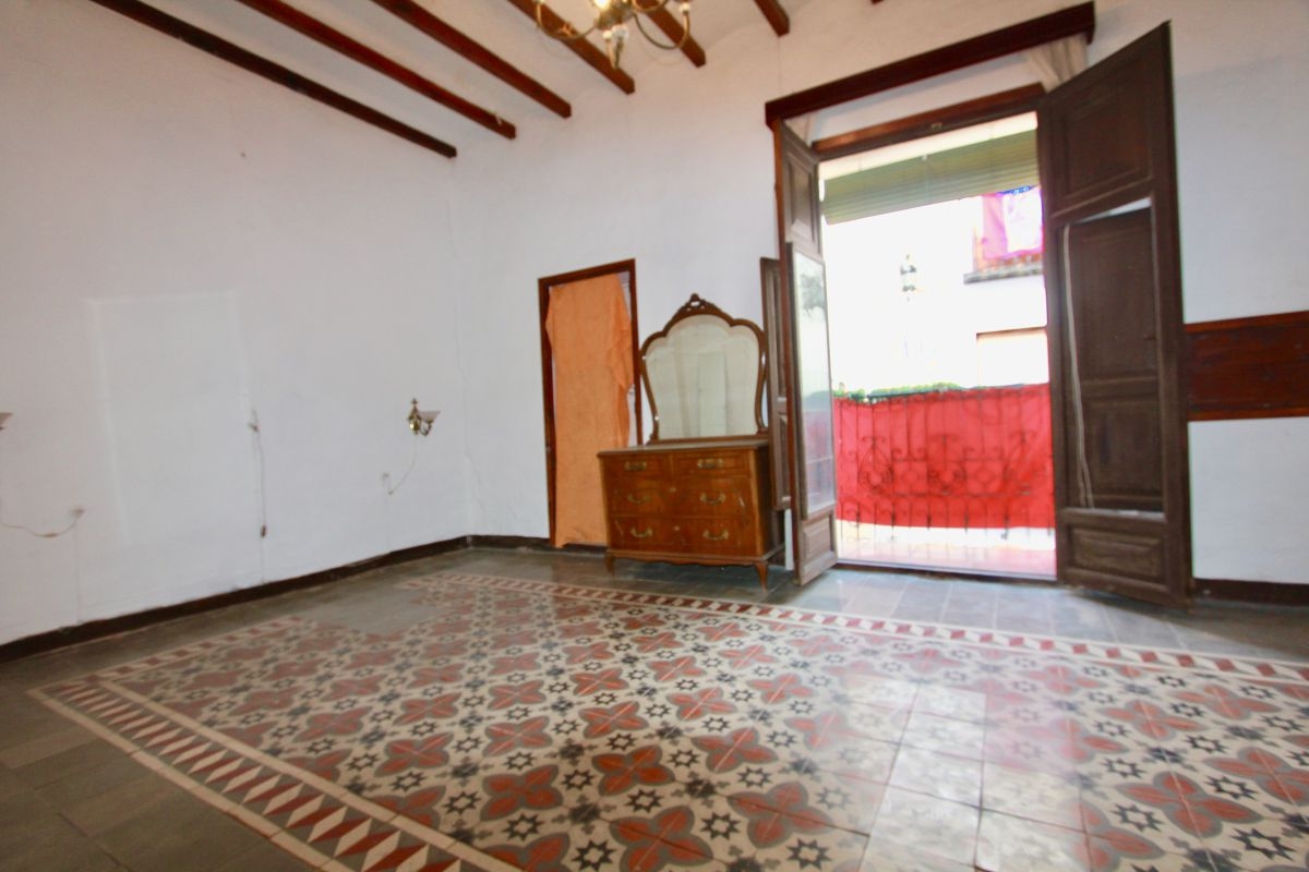 Casa de Pueblo en Venta: Un Rincón con Encanto en el Casco Antiguo de Benissa